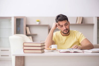 Genç öğrenci salgın sırasında evde çalışıyor.