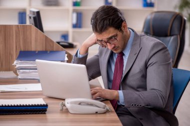 İş yerindeki genç işadamı