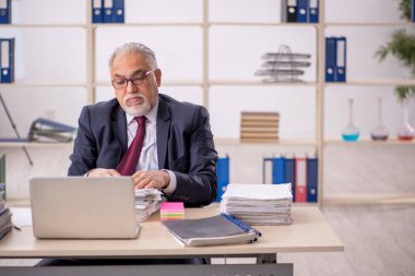 İş yerinde çalışan yaşlı bir işadamı