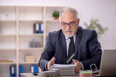 İş yerinde çalışan eski bir işadamı