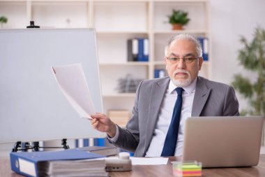 İş yerinde çalışan eski bir işadamı