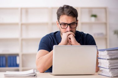 Genç çalışan işyerinde oturuyor.