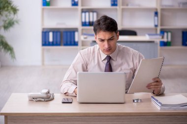 Ofiste çalışan genç bir çalışan.