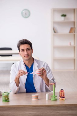 Hastanede çalışan genç bir dişçi.