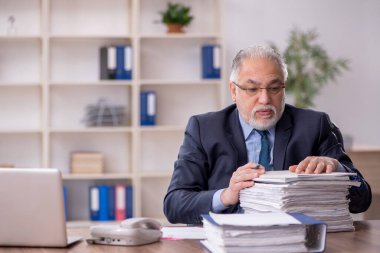 Ofiste çalışan eski bir işadamı.