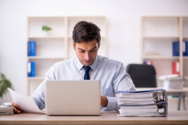 İş yerinde çalışan genç bir işadamı