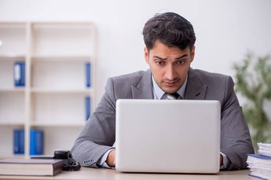 Genç çalışan işyerinde oturuyor.