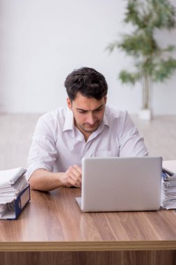 Genç çalışan işyerinde oturuyor.