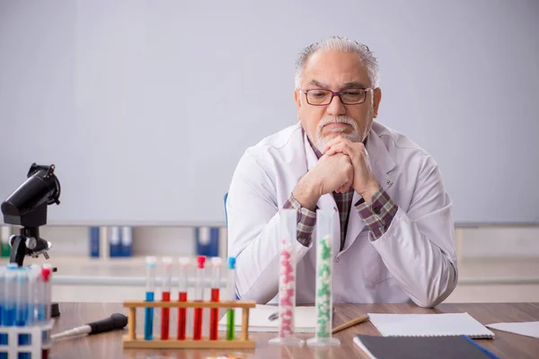 Old Teacher Chemist Sitting Classroom — Foto Stock