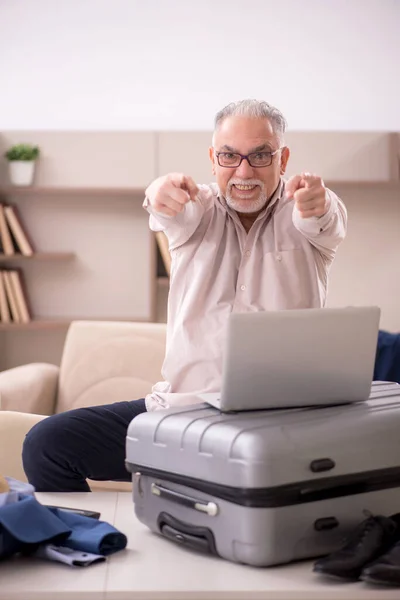 Aged Man Preparing Trip Home — Stockfoto