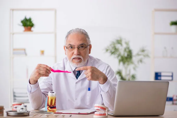 Old Male Doctor Dentist Working Hospital — Stock Photo, Image