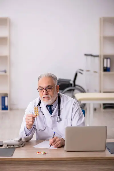 Klinikte Çalışan Yaşlı Bir Doktor — Stok fotoğraf