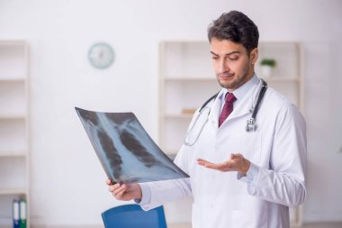 Klinikte çalışan genç bir radyolog.