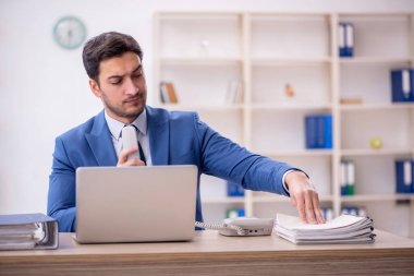 İş yerinde çalışan genç bir çalışan.