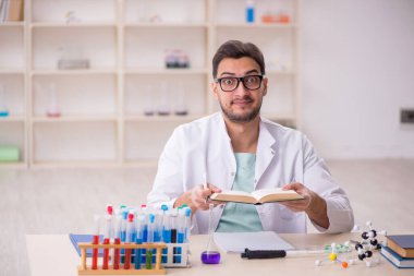 Laboratuvarda çalışan genç bir kimyager.