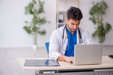 Teletıp konseptinde genç doktor