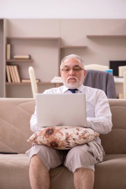 Salgın sırasında evden çalışan eski bir işadamı