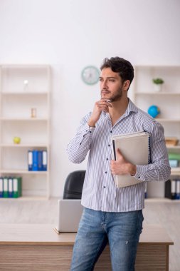 Ofiste çalışan genç bir çalışan.