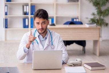 Teletıp konseptinde genç doktor