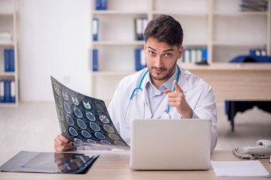 Hastanede çalışan genç doktor radyoloji uzmanı.