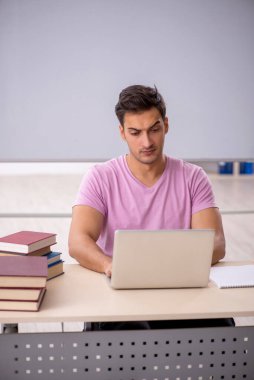 Sınıfta sınava hazırlanan genç bir öğrenci.