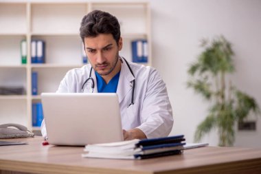 Teletıp konseptinde genç doktor