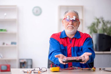 Laboratuvarda eski bir tamirci bilgisayar tamir ediyordu.