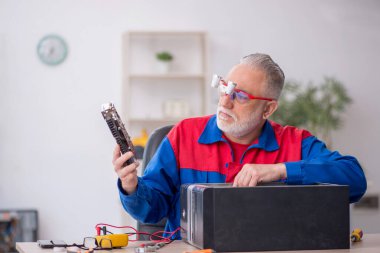 Laboratuvarda eski bir tamirci bilgisayar tamir ediyordu.