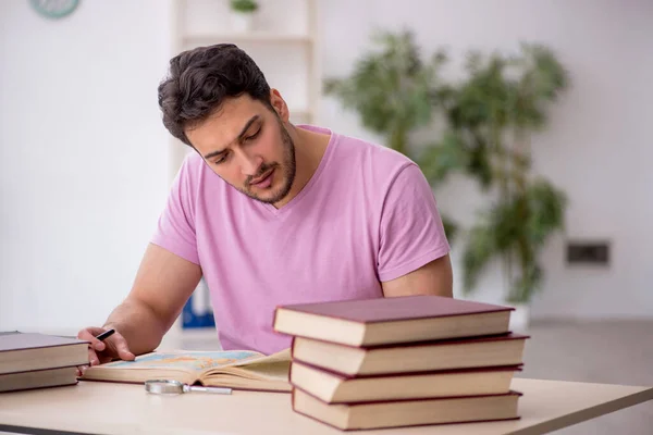 Estudiante Joven Preparándose Para Los Exámenes Aula — Foto de Stock