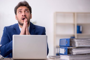 Ofiste çalışan genç bir çalışan.