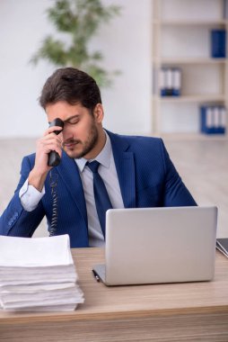 Ofiste çalışan genç bir çalışan.