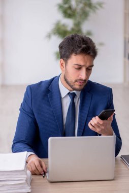 Ofiste çalışan genç bir çalışan.