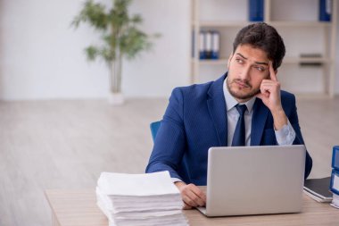 Ofiste çalışan genç bir çalışan.