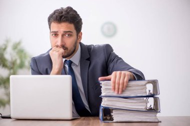 Ofiste çalışan genç bir çalışan.