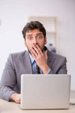 Genç bir çalışan ve ofiste çok fazla iş var.