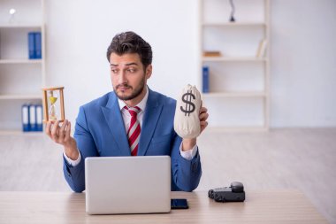 Maaş konsepti genç çalışanı