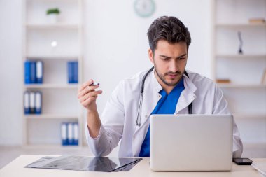 Teletıp konseptinde genç doktor