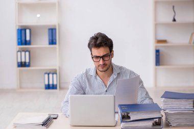 Ofiste çalışan genç bir çalışan.