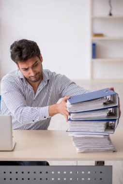 Ofiste çalışan genç bir çalışan.