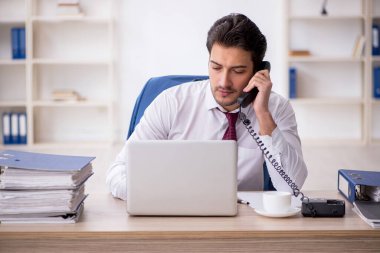 Ofiste çalışan genç bir çalışan.