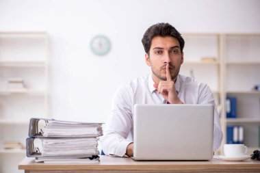 Ofiste çalışan genç bir çalışan.