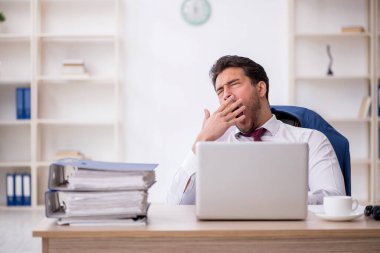 Ofiste çalışan genç bir çalışan.