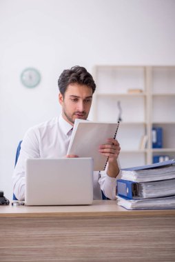 Ofiste çalışan genç bir çalışan.