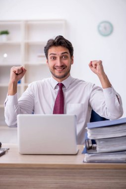 Ofiste çalışan genç bir çalışan.