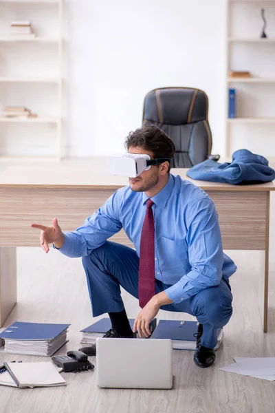 Joven Empleado Disfrutando Gafas Virtuales Lugar Trabajo — Foto de Stock