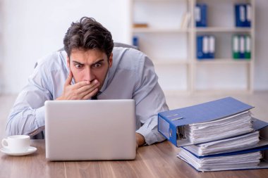 Ofiste çalışan genç bir çalışan.