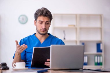 Klinikte çalışan genç bir doktor.