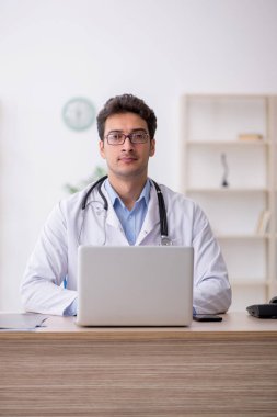 Teletıp konseptinde genç doktor