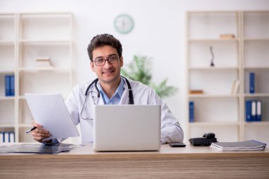 Teletıp konseptinde genç doktor