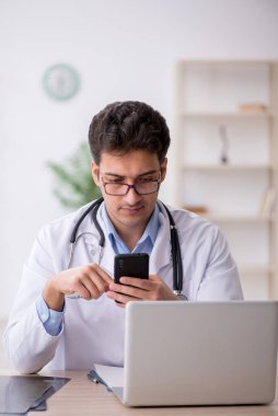 Teletıp konseptinde genç doktor